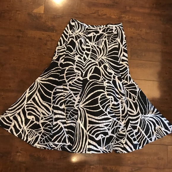 Jones Wear Black and White Elastic Waistband Skirt - Picture 2 of 4